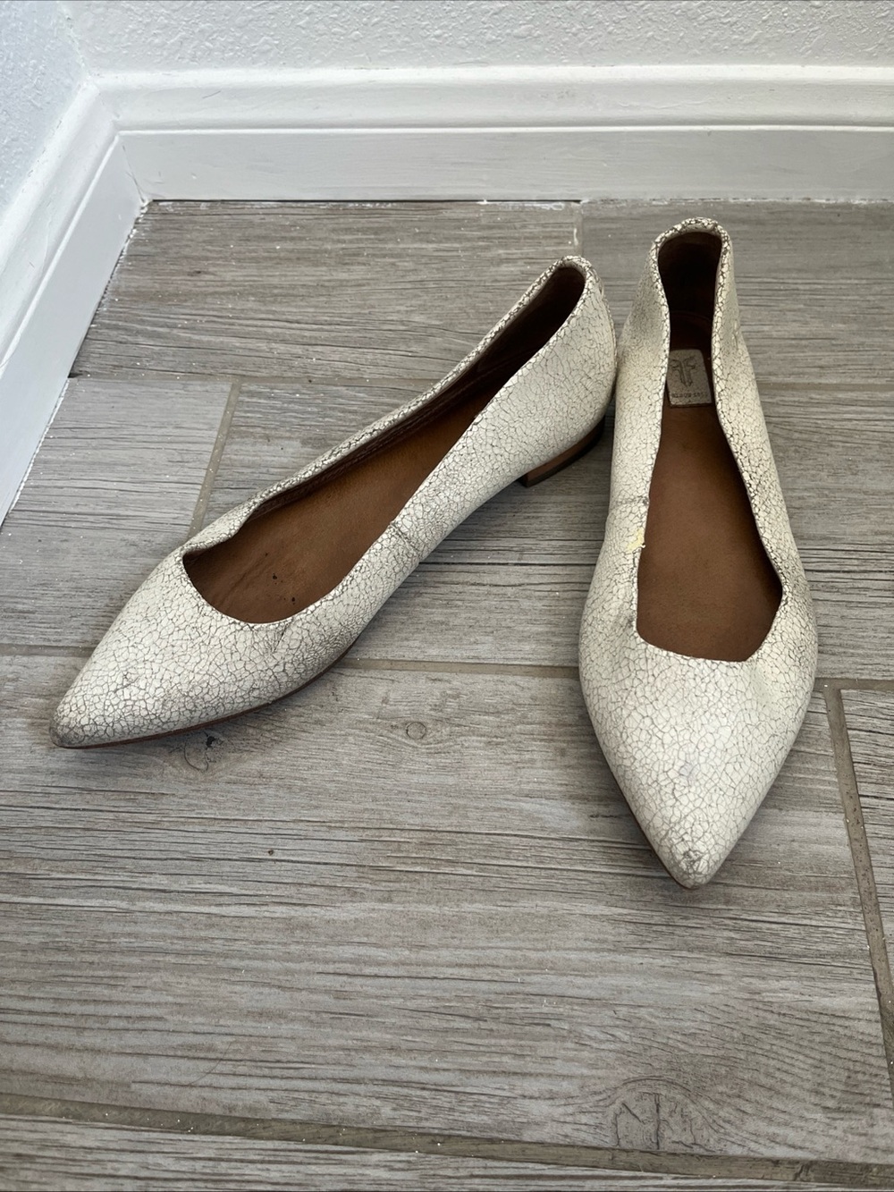 Frye Sienna Ballet Flat Crackled Leather White Pointed Toe Sz 6.5 Preppy Slip On